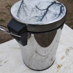 SMALL HANDS-FREE FLIP TOP TRASH CAN