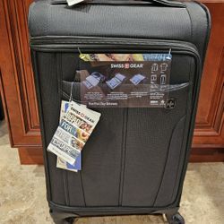 SWISSGEAR Getaway Carry-On Spinner Suitcase