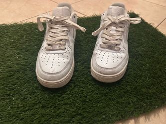 White Air Force 1’s 8.5