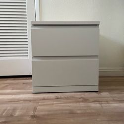 Nightstand  / Mesa de noche blanca