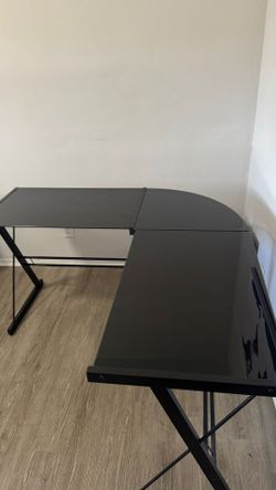Nice 2 piece L desk.