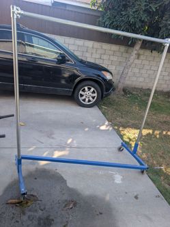 Rolling clothes rack