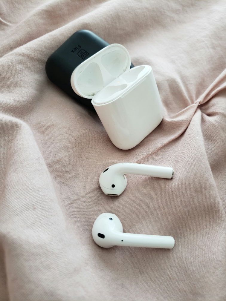 Apple Airpods Comes with free case brands new