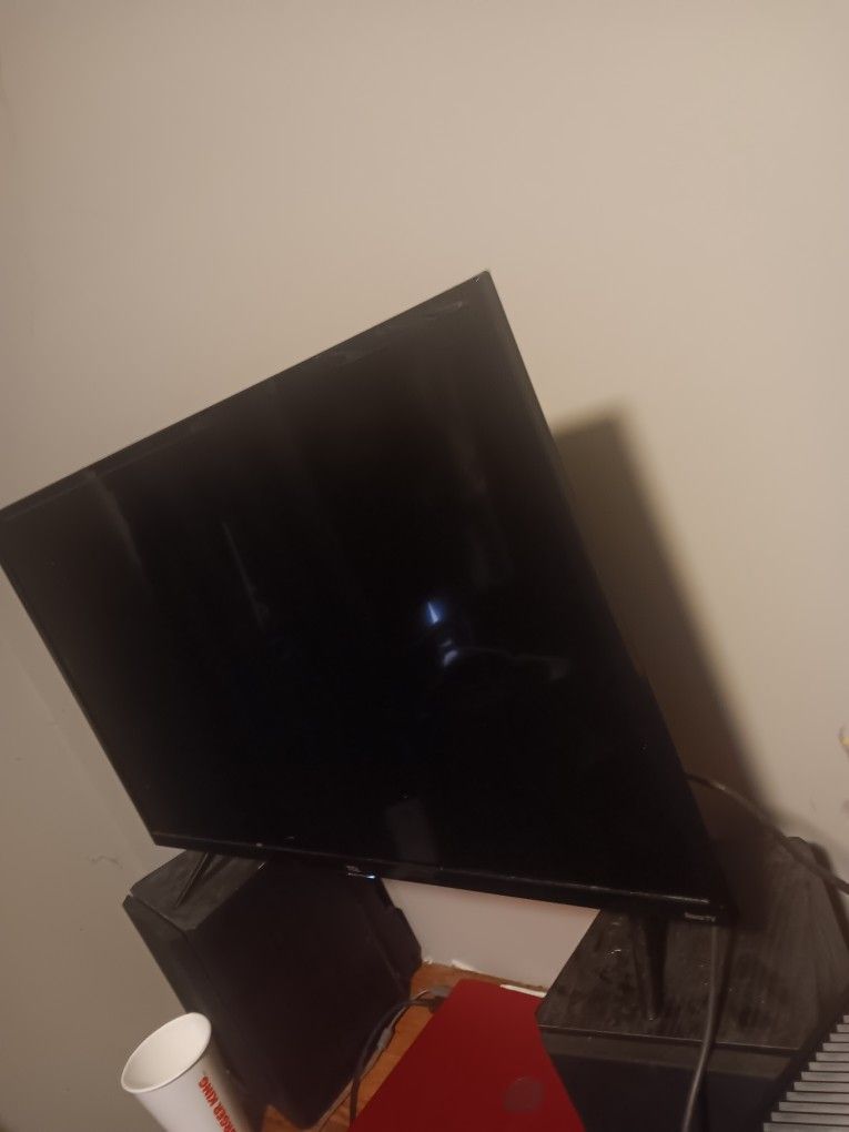 32 Inch Roku TCL TV with remote