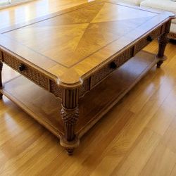 Beautiful Tommy Bahama Center table 🌴🌴🌴