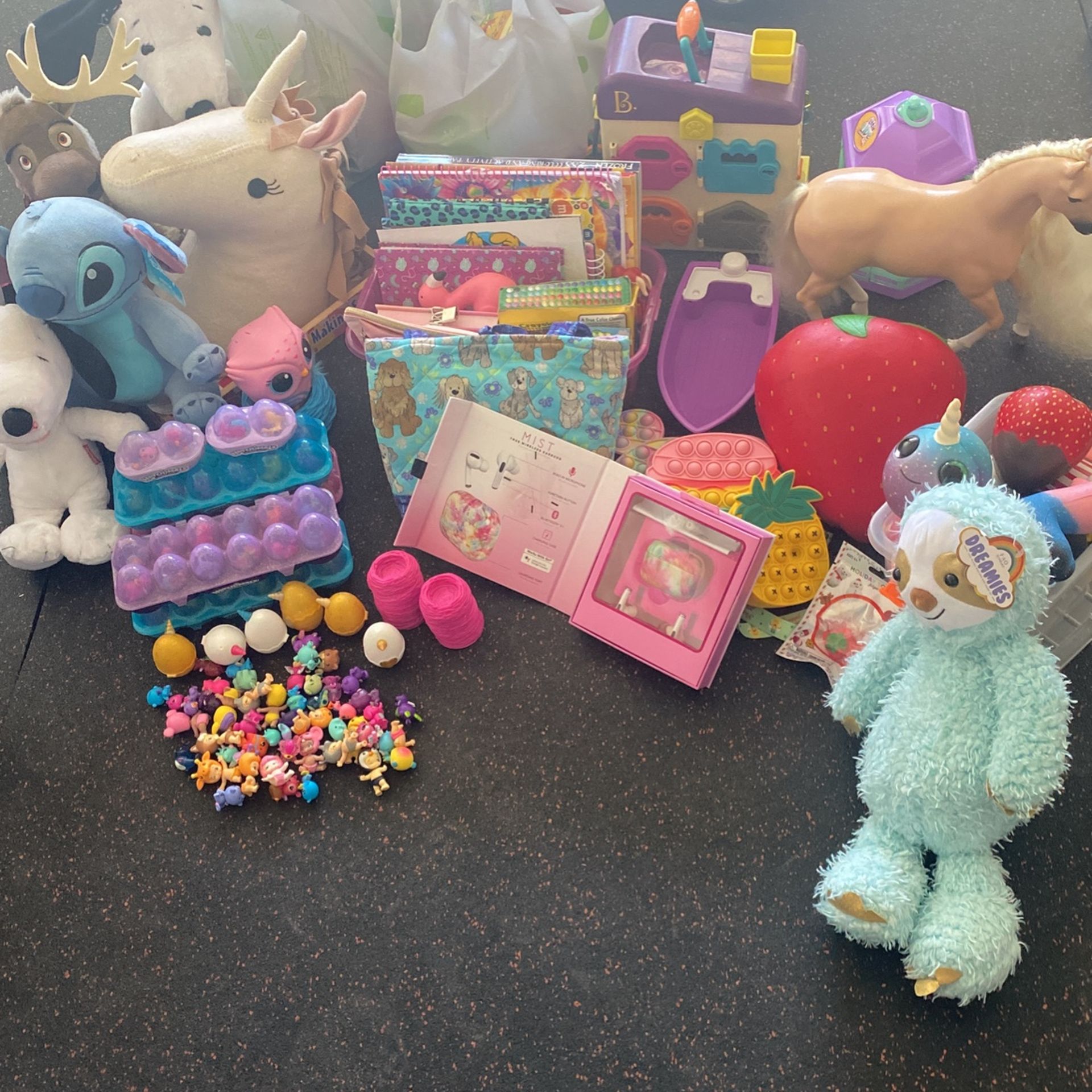 Huge Toy Lot Little Live Pets Hatchimals Air Pods FAO Schwarz Minnie Mouse Animatronic Snoopy Animatronic Frozen HUGE Lot
