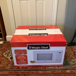 New In Sealed  Box Magic Chef 1000 Watts 1.1 ft.³ White Countertop Microwave Oven