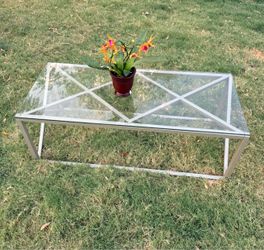 Mesa de vidrio para sala usada en buenas condiciones le falta las gomitas que lleva para que el vidrio se sostenga por $35