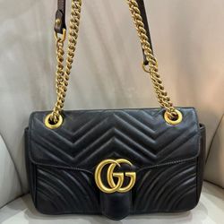 Elegant Black Shoulder Bag with Gold Chain

