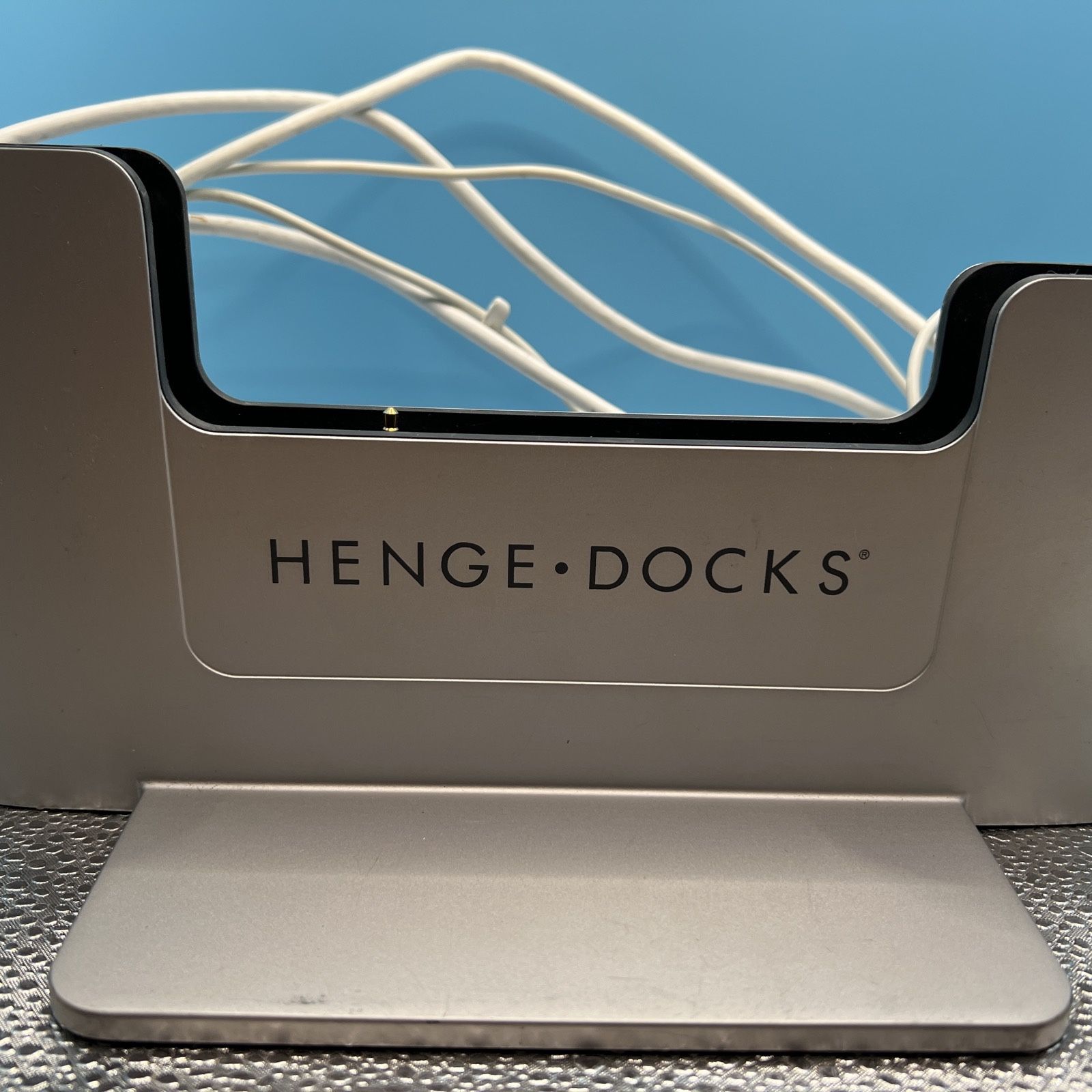 Henge-Docks Vertical Docking Station HD04VA15MBPR for 15” MacBook Pro