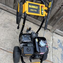 DEWALT 3600 PSI 2.5 GPM Cold Water Gas Professional Pressure Washer with HONDA GX200 Engine PICK UP BY W.63rd St. & S. California Ave.