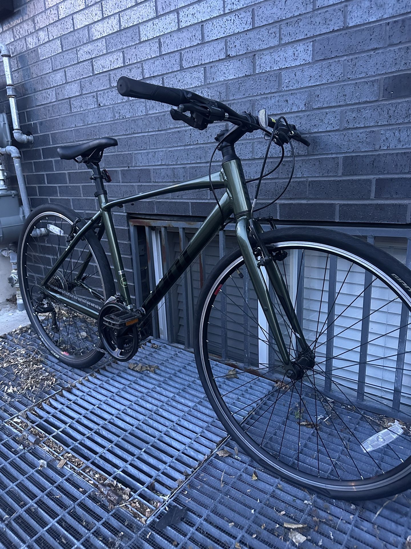 Giant Hybrid Road Bike Brand New