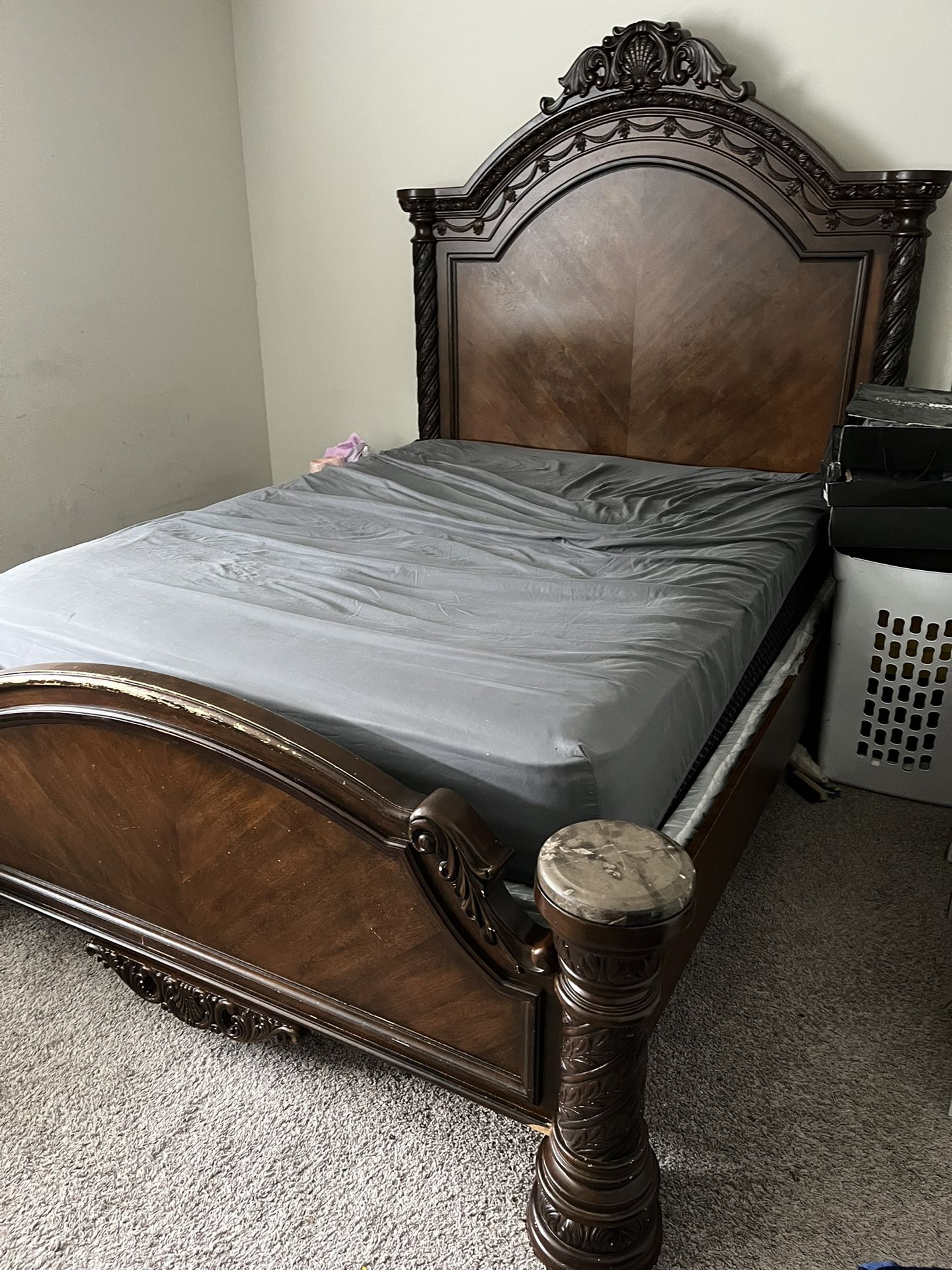 Queen size bed Frame and box spring