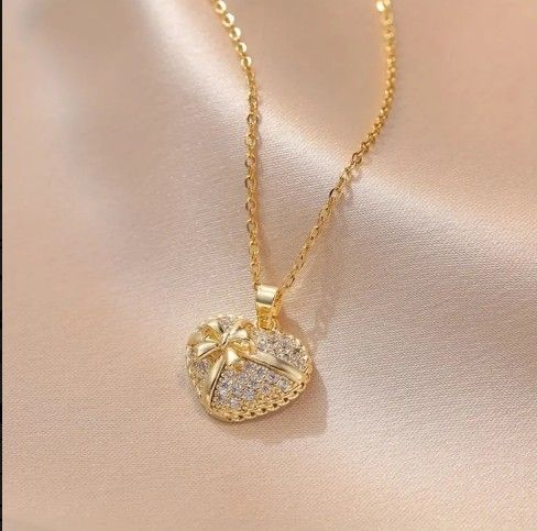 Heart Pendant Necklace. Rhinestone Heart. Gold Tone Necklace. Fashion Jewelry. Cadena. Joyas. Corazon
