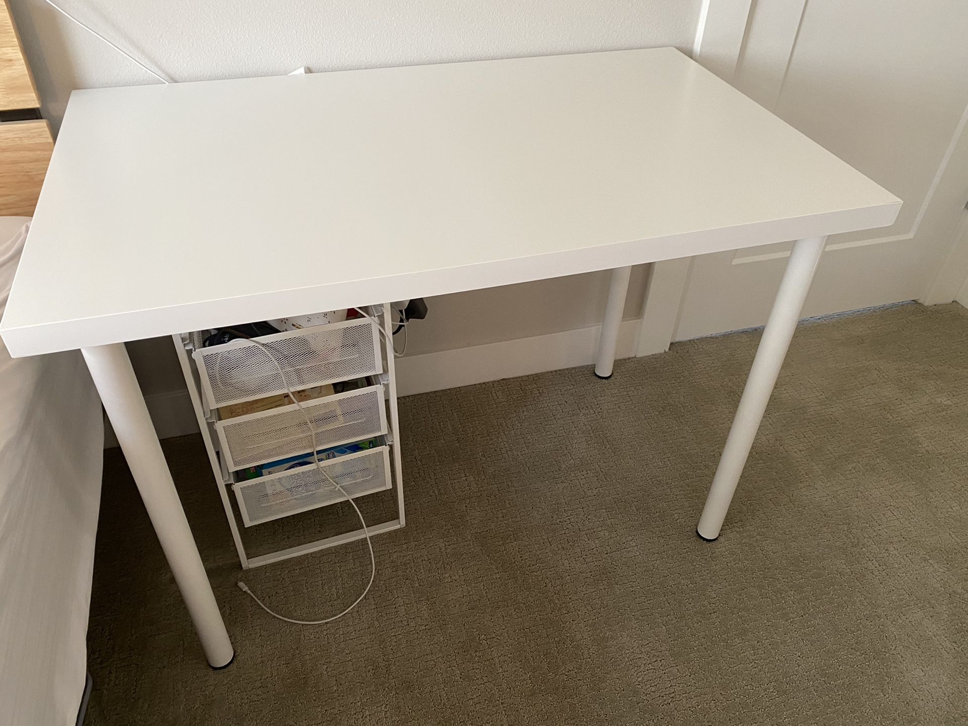 Desk/table