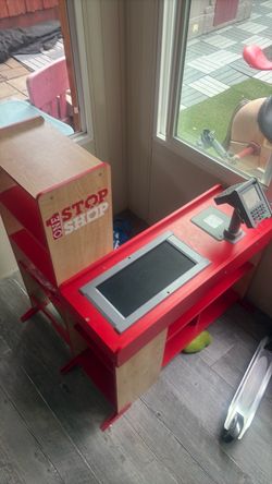 Mellissa and dug checkout stand