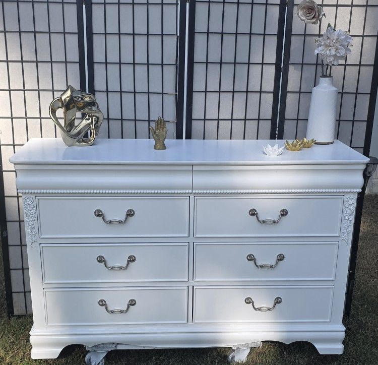 Elegant White Dresser With 8 Drawers
