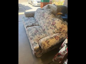 have these two sofas in good condition //Tengo estos dos sofás en buen estado