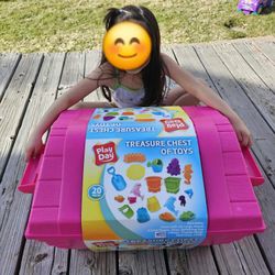 Big Treasure Chest with 18 piece sand toys pink BRANDNEW.
Perfect storage for kids toys 20 inches length

Fun, bright pink
Roomy treassure chest with 