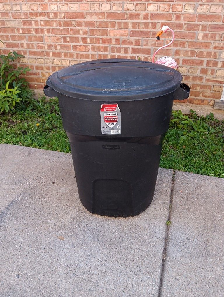 New Rubbermaid 32 Gal Round Trash 🗑 Can With Lid