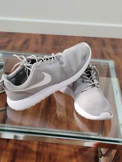 NIKE Roshe Size 10