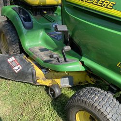 John Deere LT150 38 Inch Lawn Tractor Runs Great  Rear Bagger System Included 