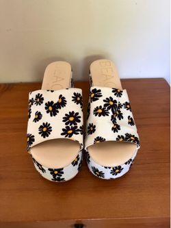 Beach by Matisse platform sandals  - Size 10 - white with black & yellow daisy print