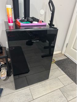 Hisense mini fridge 4.4 cu ft.