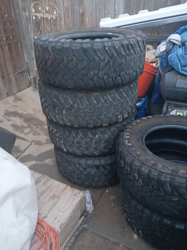 Toyota Open Country's 35x 12.5 R20s LTS