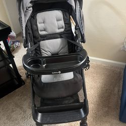 I Safety 1st kids stroller with detachable tray.