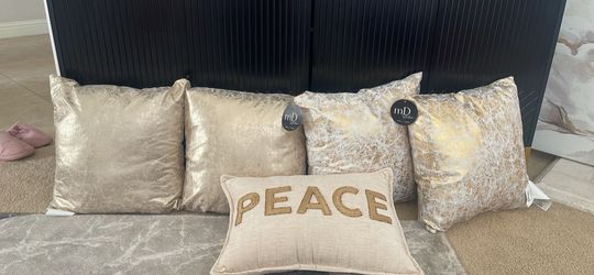 5 golden pillows