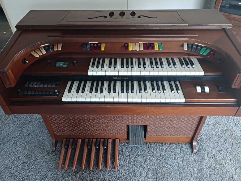 Piano W/ Bench(NOT FREE)(BEST OFFER ONLY)