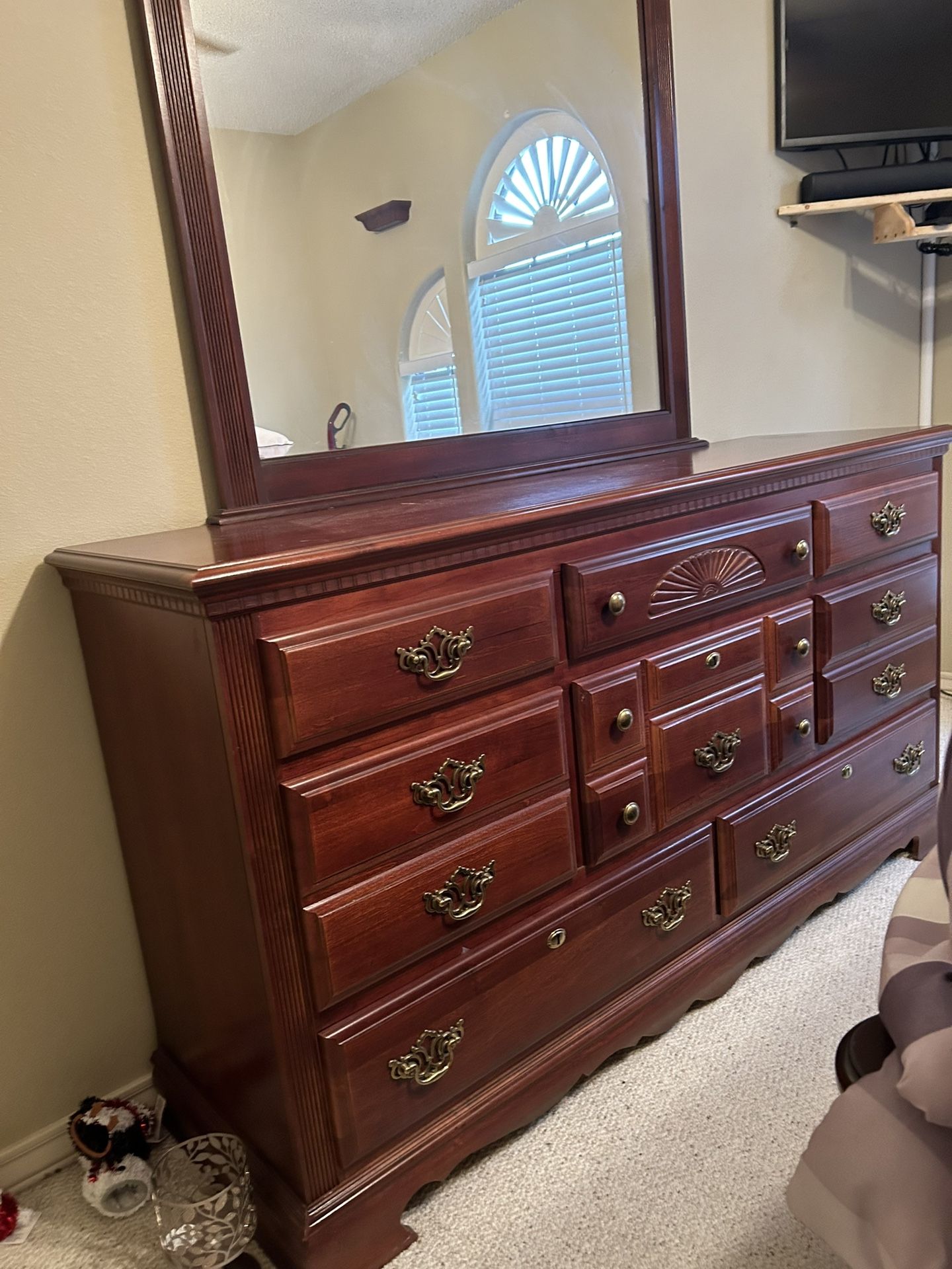 Queen Size bedroom Set With Dresser And Night Stand