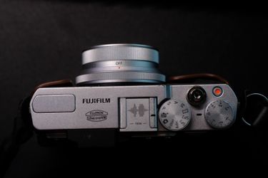 Fujifilm X30 Silver Agent - Mint w/ Leather case + Circular Hood