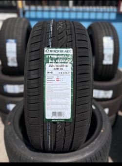 225/40/18 rocblade tire 🛞 $300
