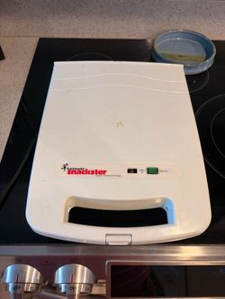 Vintage White Toastmaster Snackster sandwich maker family size . Makes 4 grilled cheese.