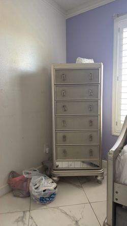 Title: Silver Glam Bedroom Furniture Set – Daybed, Swivel Mirror Chest & Nightstand