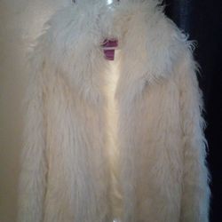 Suzanne Summers - White Fur Coat 