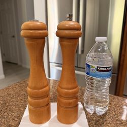 Olde Thompson Salt & Pepper Mill Grinder 9.5” Made In USA Brown Wood West Las Vegas See My Listings Summerlin Made In El Segundo CA