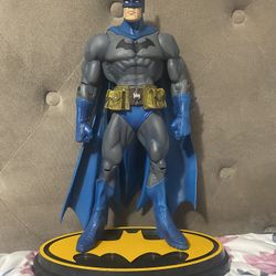 Collectible Batman can be moved at the feet and hands as you like, it's new and measures exactly 15 inches long.