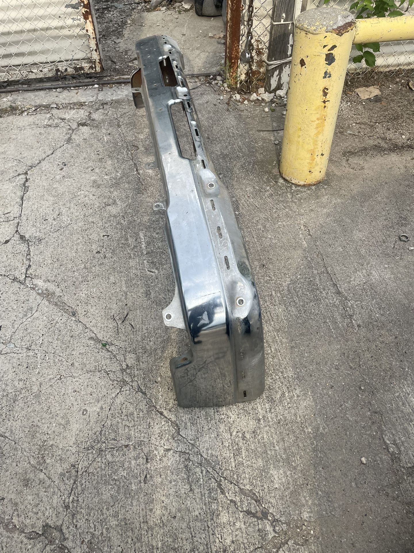 2003-2006 CHEVROLET SILVERADO FRONT BUMPER OEM