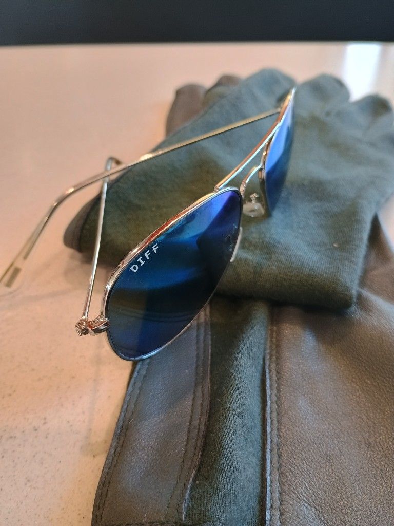 DIFF polarized Blue Mirrored Silver Colored Aviator Framed Sun Glasses Shades.