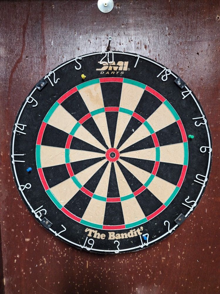 DMI Sports "The Bandit" Dartboard With Closing Cabinet