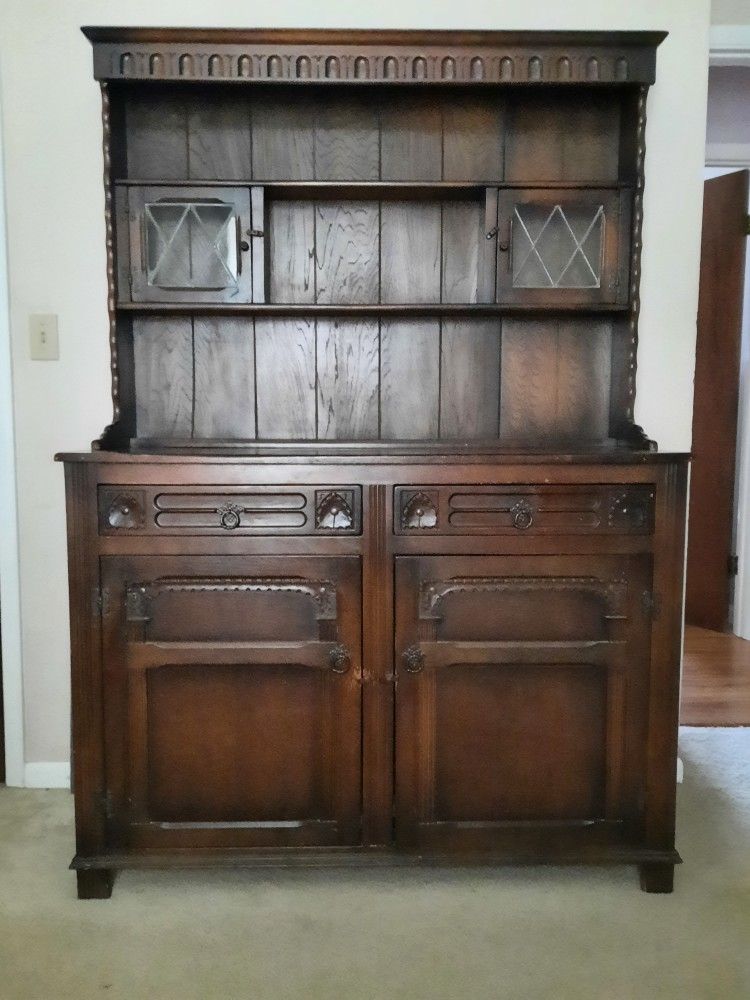 Dresser With Hutch