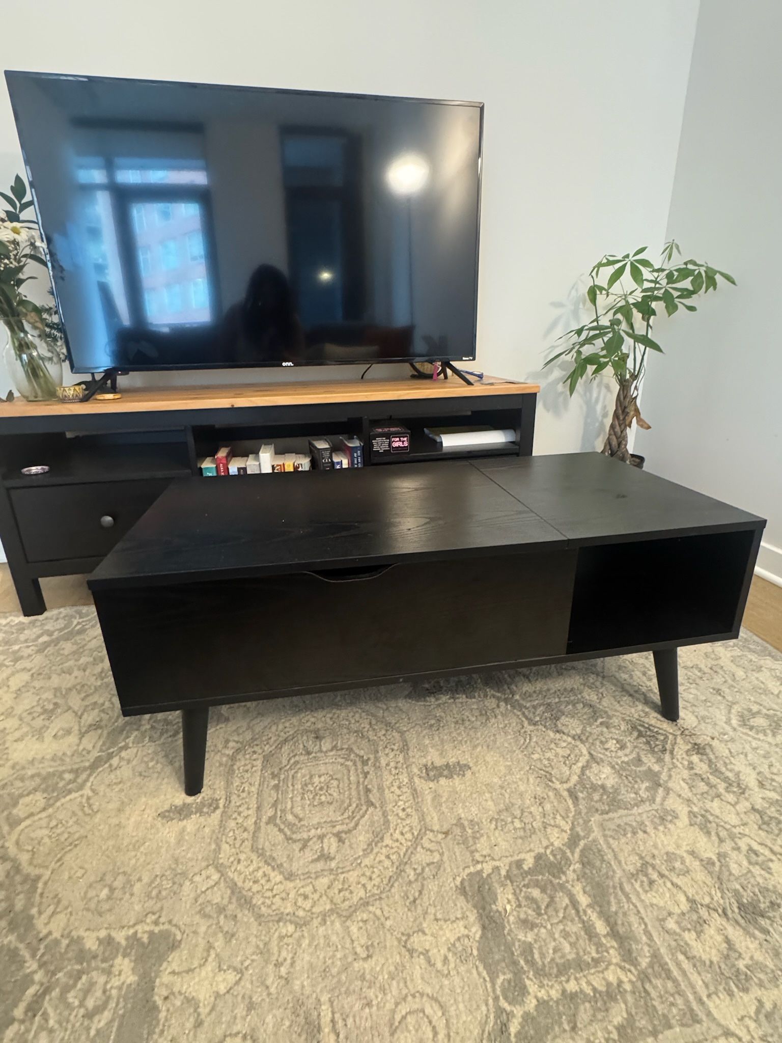 Lift top coffee table