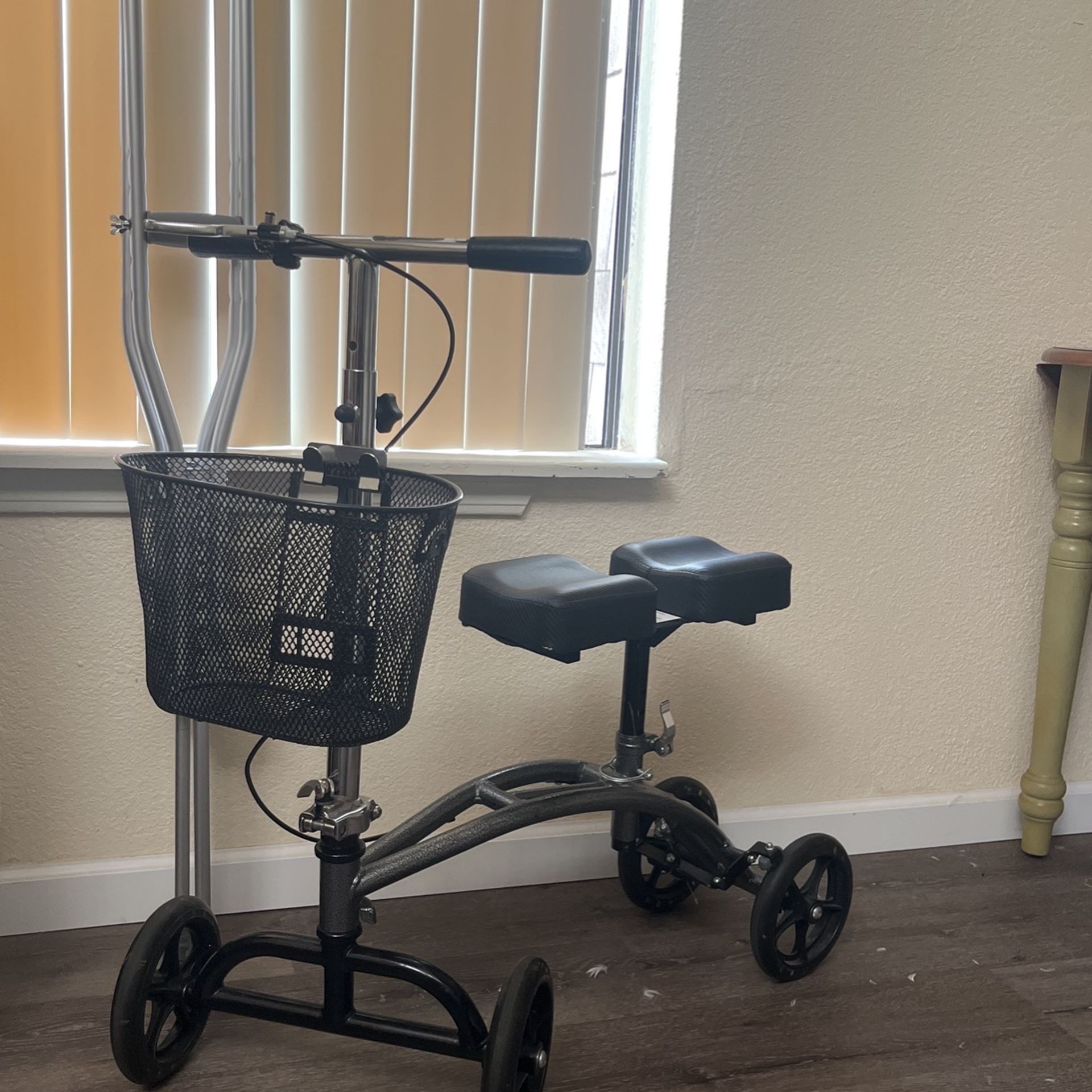 **NEGOTIABLE** Knee Scooter + Crutches Package