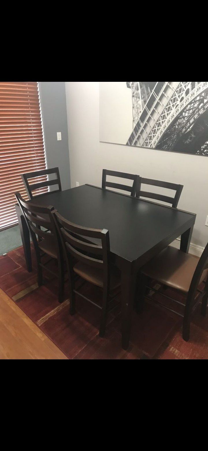 Expandable dining table used but in good condition six chairs