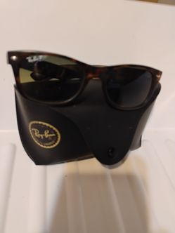 Selling the frame and case of glasses lens has scratches