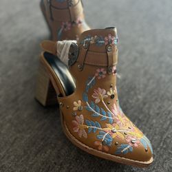 NEW -Embroidered Tan Sling Back Tan Leather Shoes sz 7,5