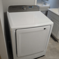 2025 Samsung Electric Dryer 7.4 cu ft – Like New, Energy Star Certified - Hopewell, VA